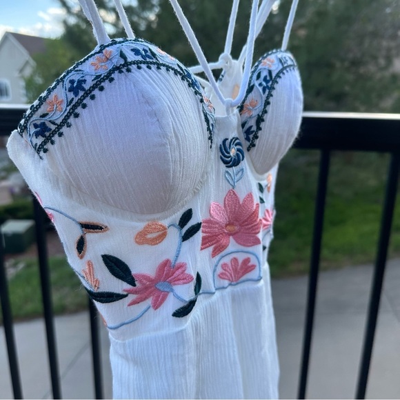 Whimsical White Embroidered Romper | Size 6 - Fits like a US Women’s Small - Picture 3 of 14